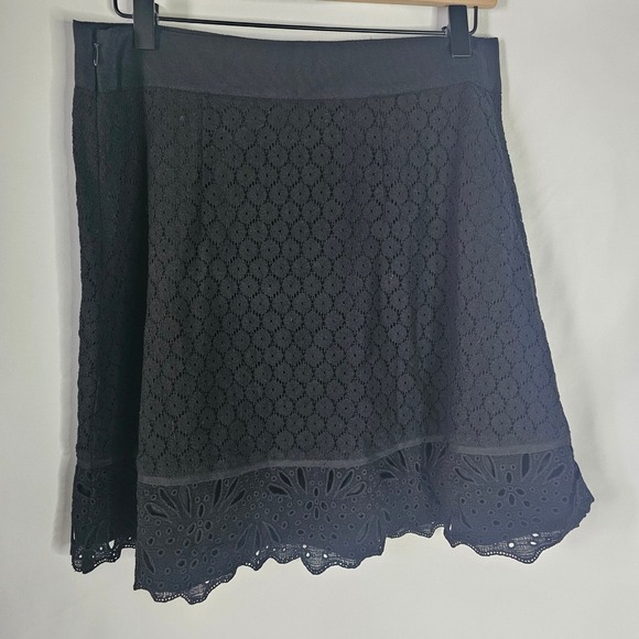 LOFT Black Eyelet Lace A Line Skirt Size 6 Side Zip Knee Length - Picture 4 of 6